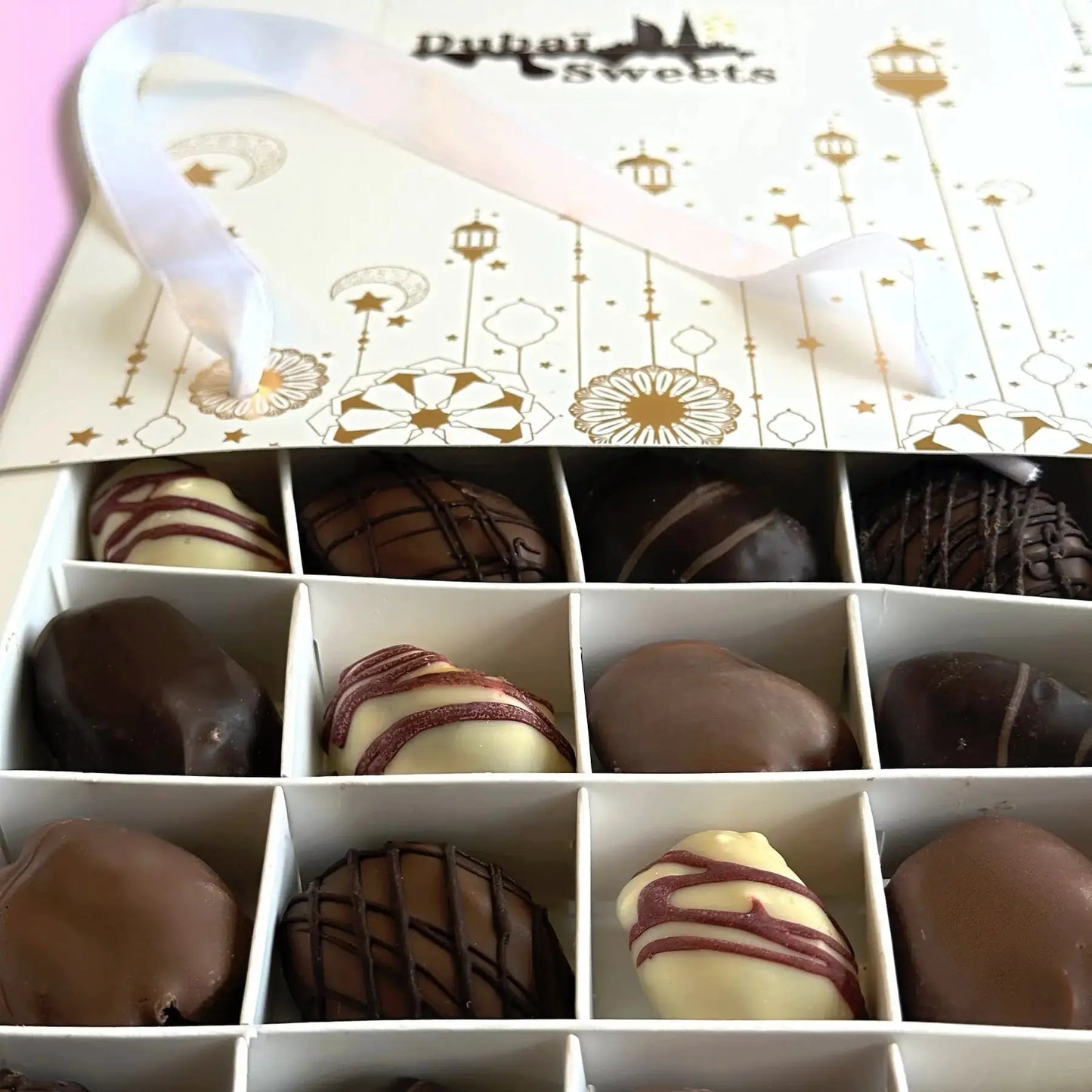 Coffret de 16 Dattes Enrobées de Chocolat Dubaisweets